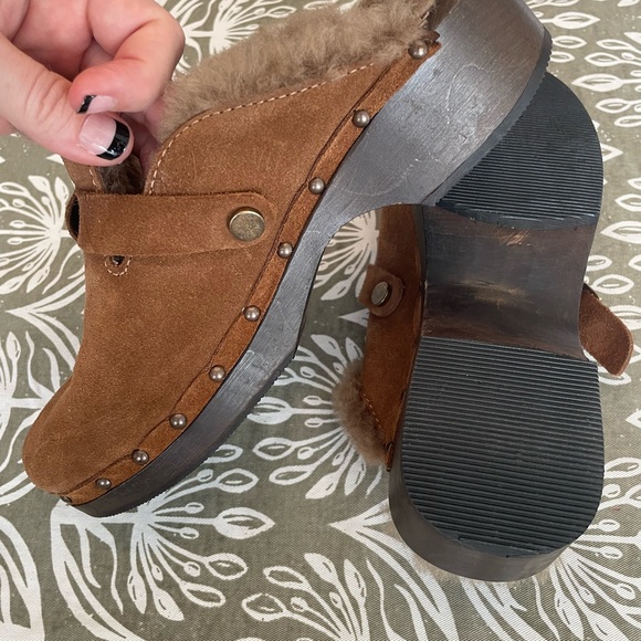 Re/Done Chestnut Suede Shearling Buckle Clogs - Picture 2 of 6